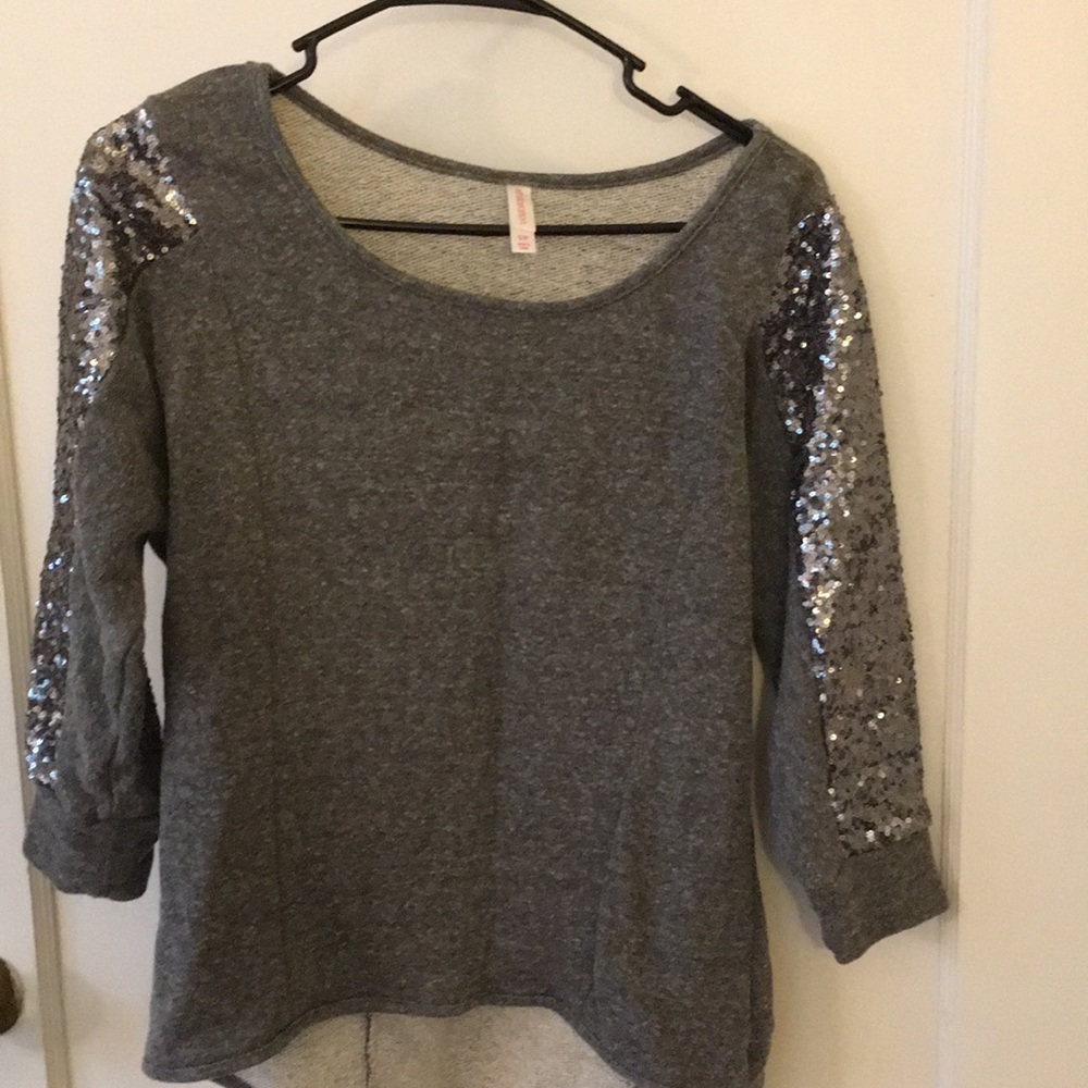 Grey shirt.